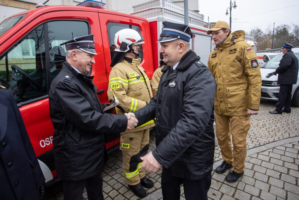 Przekazanie wozów strażackich i motopomp jednostkom OSP, fot. Mikołaj Kuras dla UMWKP
