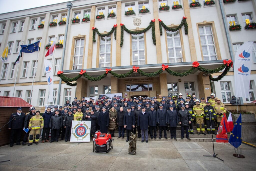 Przekazanie wozów strażackich i motopomp jednostkom OSP, fot. Mikołaj Kuras dla UMWKP