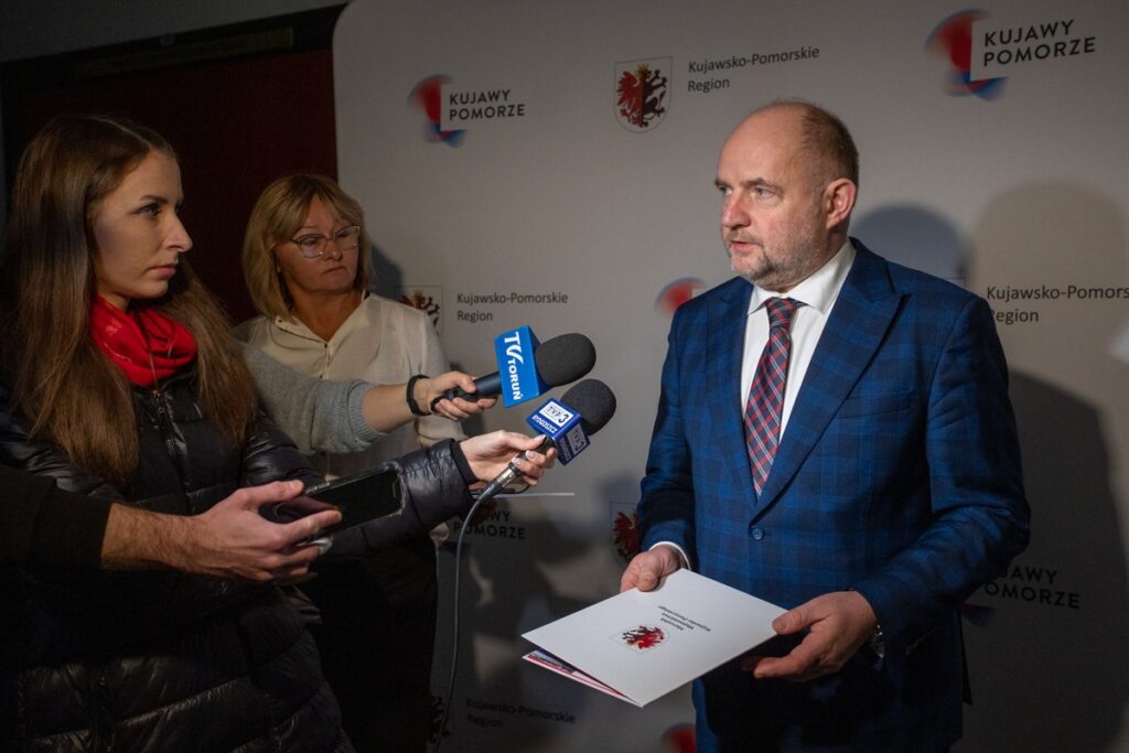 Marszałek Piotr Całbecki gratulował autorom zwycięskiej koncepcji na pawilon muzealny w Biskupinie fot. Mikołaj Kuras dla UMWKP