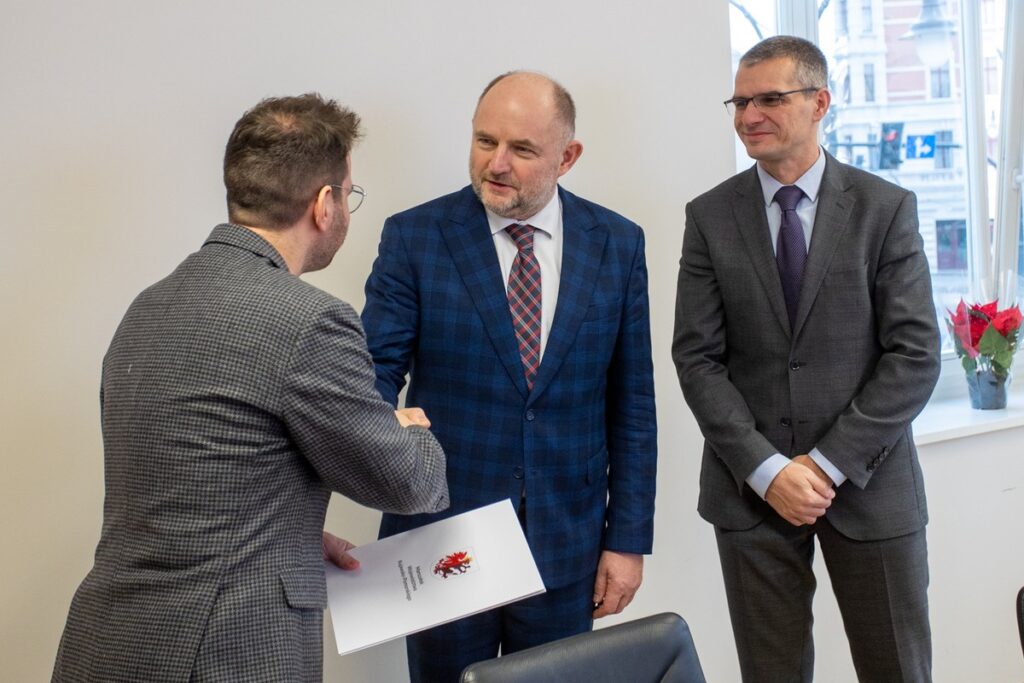 Marszałek Piotr Całbecki gratulował autorom zwycięskiej koncepcji na pawilon muzealny w Biskupinie fot. Mikołaj Kuras dla UMWKP