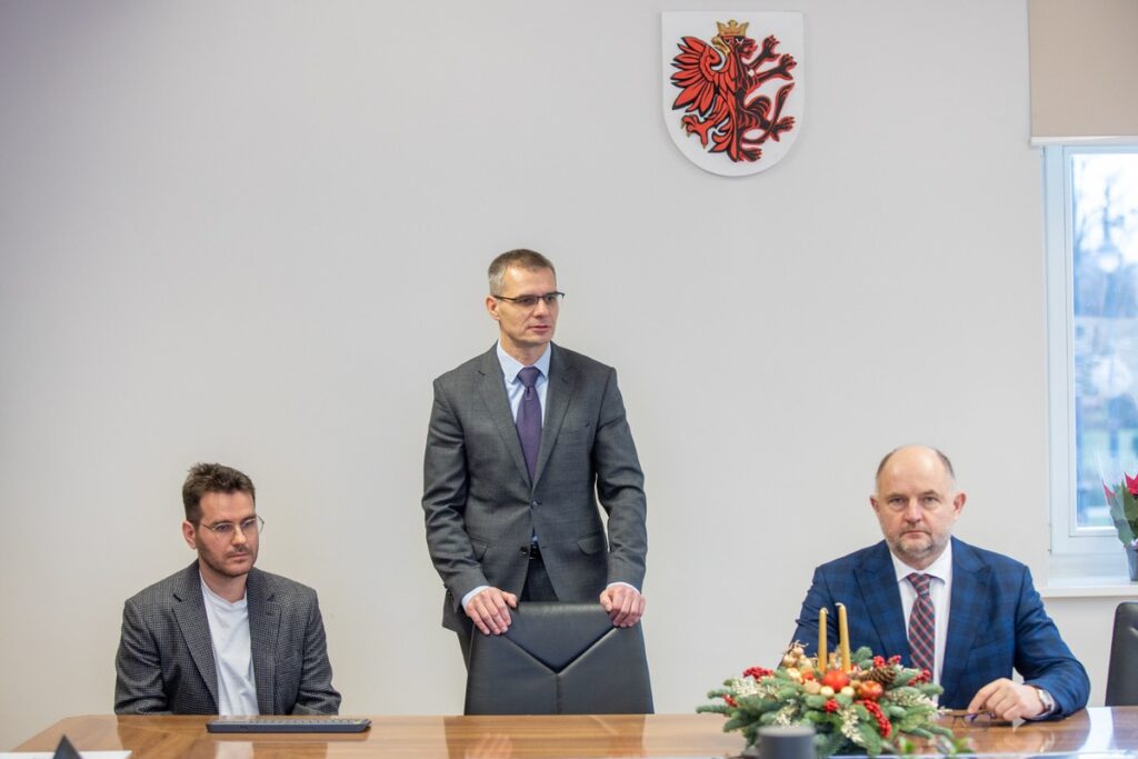 Marszałek Piotr Całbecki gratulował autorom zwycięskiej koncepcji na pawilon muzealny w Biskupinie fot. Mikołaj Kuras dla UMWKP