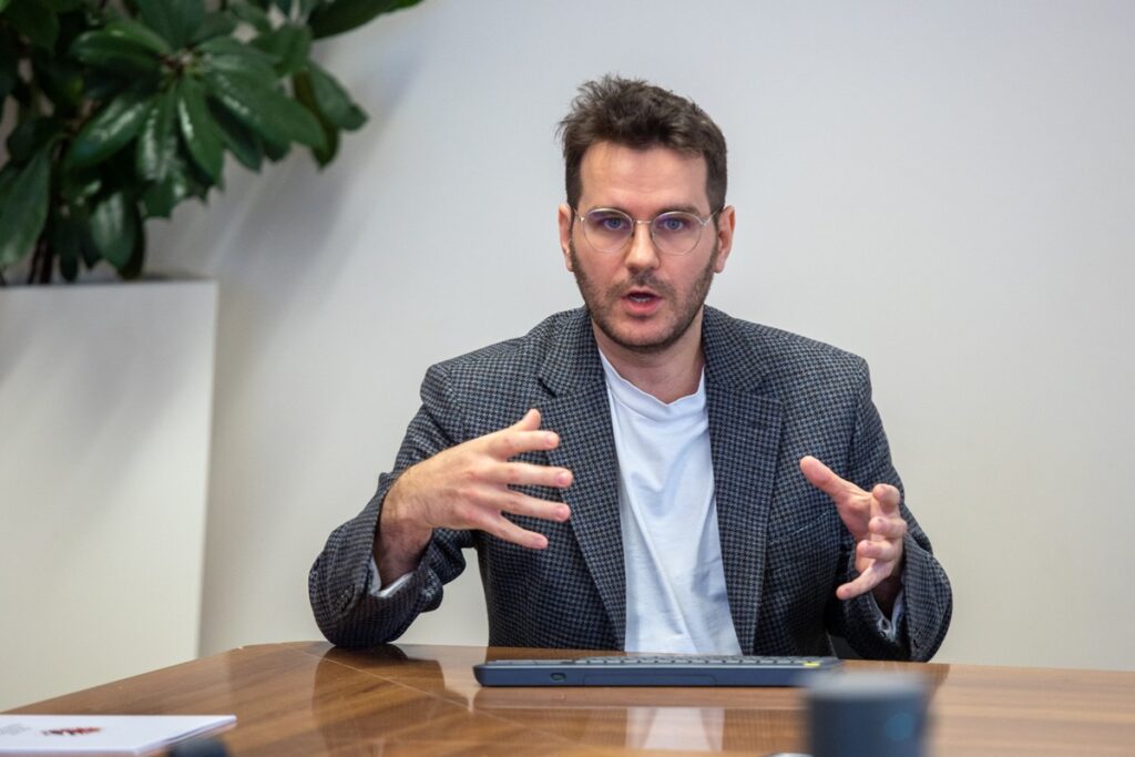 Marszałek Piotr Całbecki gratulował autorom zwycięskiej koncepcji na pawilon muzealny w Biskupinie fot. Mikołaj Kuras dla UMWKP