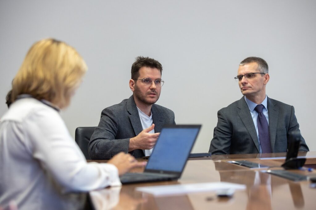 Marszałek Piotr Całbecki gratulował autorom zwycięskiej koncepcji na pawilon muzealny w Biskupinie fot. Mikołaj Kuras dla UMWKP