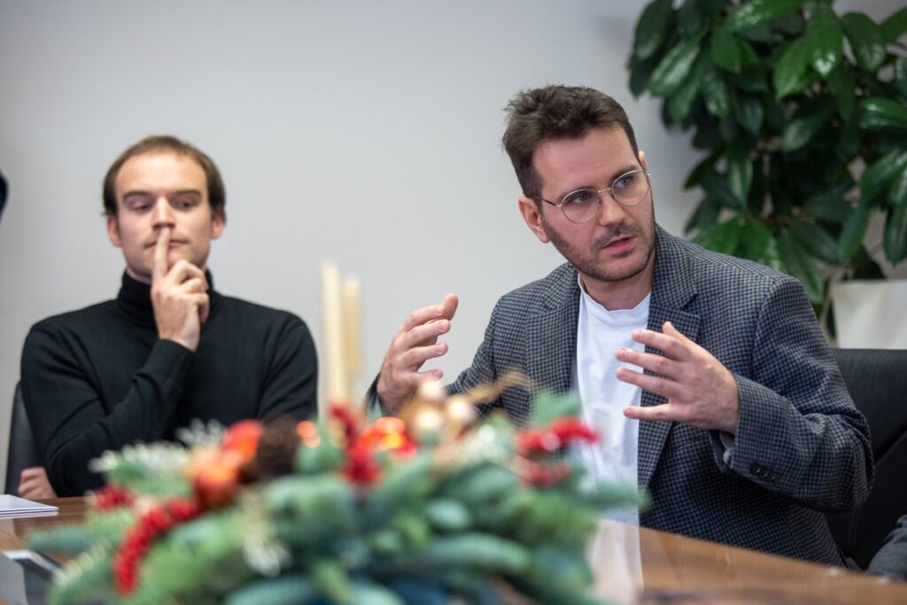 Marszałek Piotr Całbecki gratulował autorom zwycięskiej koncepcji na pawilon muzealny w Biskupinie fot. Mikołaj Kuras dla UMWKP