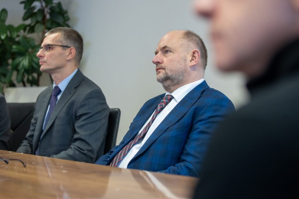 Marszałek Piotr Całbecki gratulował autorom zwycięskiej koncepcji na pawilon muzealny w Biskupinie fot. Mikołaj Kuras dla UMWKP