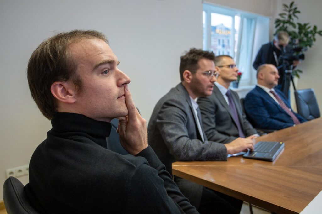 Marszałek Piotr Całbecki gratulował autorom zwycięskiej koncepcji na pawilon muzealny w Biskupinie fot. Mikołaj Kuras dla UMWKP