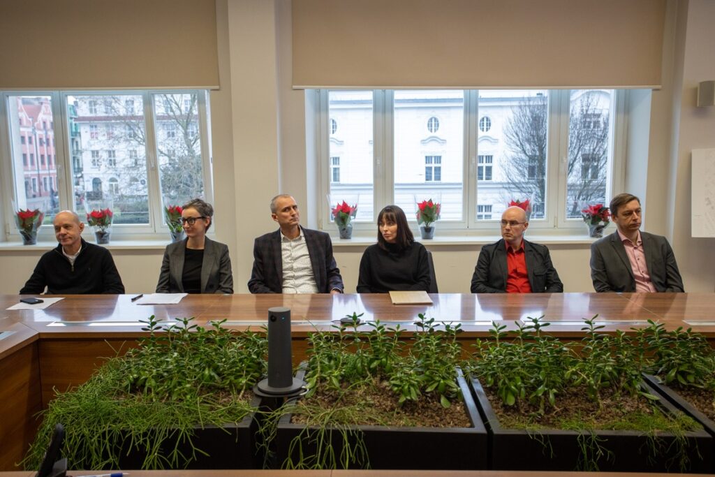 Marszałek Piotr Całbecki gratulował autorom zwycięskiej koncepcji na pawilon muzealny w Biskupinie fot. Mikołaj Kuras dla UMWKP