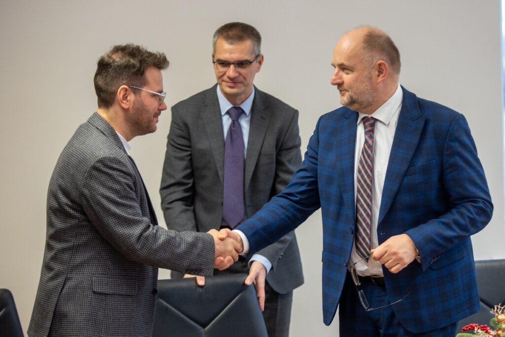 Marszałek Piotr Całbecki gratulował autorom zwycięskiej koncepcji na pawilon muzealny w Biskupinie fot. Mikołaj Kuras dla UMWKP