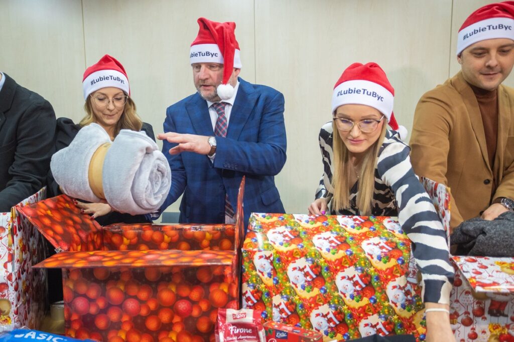 W przygotowaniu „Szlachetnej Paczki” wziął udział marszałek Piotr Całbecki fot. Mikołaj Kuras dla UMWKP
