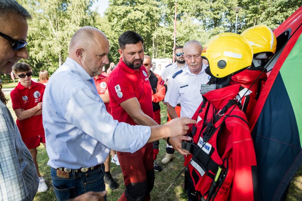 Przekazanie sprzętu jednostkom WOPR, fot. Tomasz Czachorowski/eventphoto.com.pl dla UMWKP
