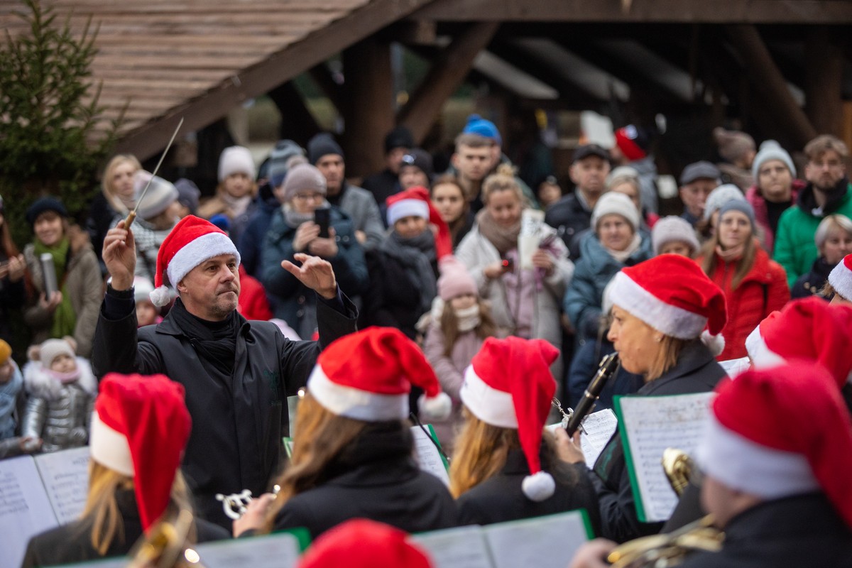 Wspólne kolędowanie przed Urzędem Marszałkowskim, fot. Mikołaj Kuras dla UMWKP