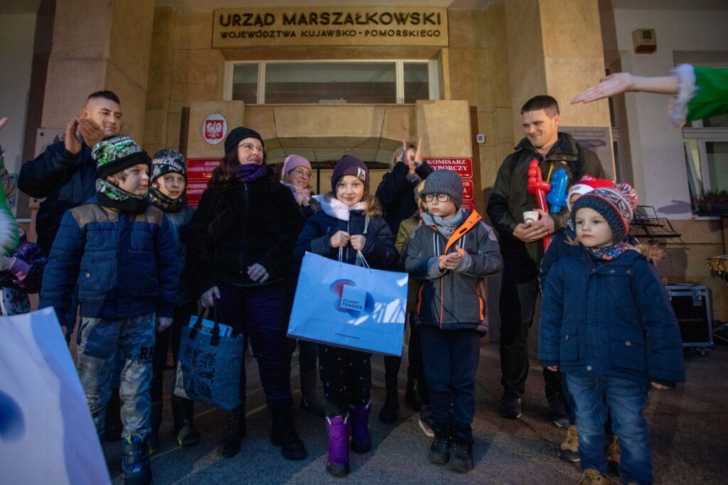Wspólne kolędowanie przed Urzędem Marszałkowskim, fot. Mikołaj Kuras dla UMWKP