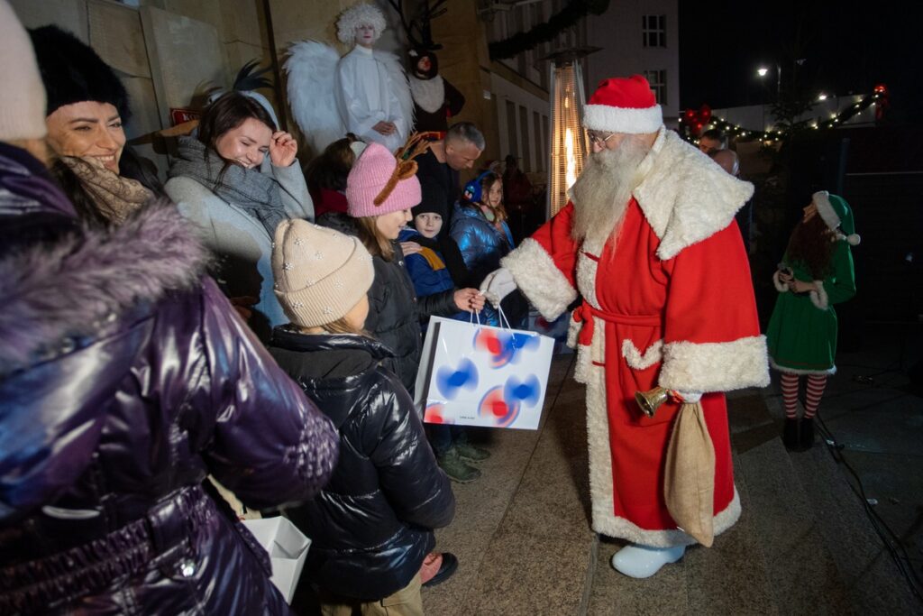 Wspólne kolędowanie przed Urzędem Marszałkowskim, fot. Mikołaj Kuras dla UMWKP