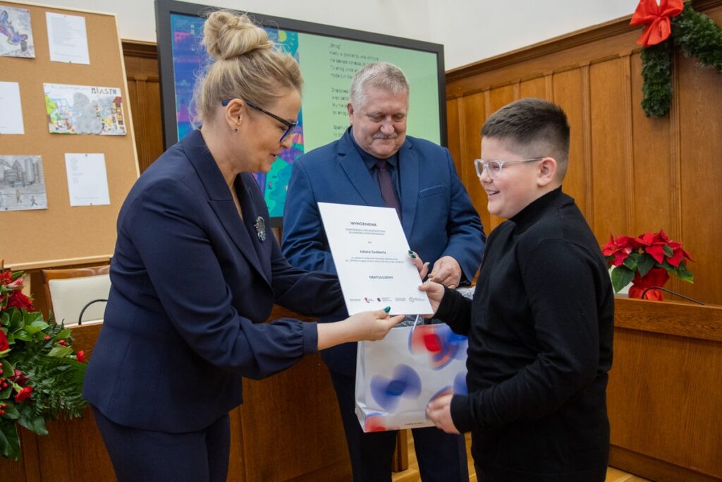 Wręczenie nagród w konkursie literacko-plastycznym o smogu, fot. Mikołaj Kuras dla UMWKP