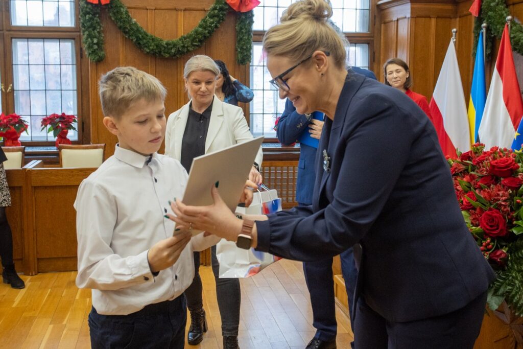 Wręczenie nagród w konkursie literacko-plastycznym o smogu, fot. Mikołaj Kuras dla UMWKP