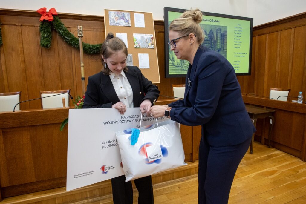 Wręczenie nagród w konkursie literacko-plastycznym o smogu, fot. Mikołaj Kuras dla UMWKP