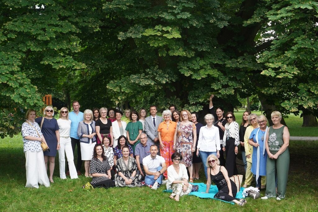 Pracownicy KPCEN w Bydgoszczy pod kasztanowcem, 2024