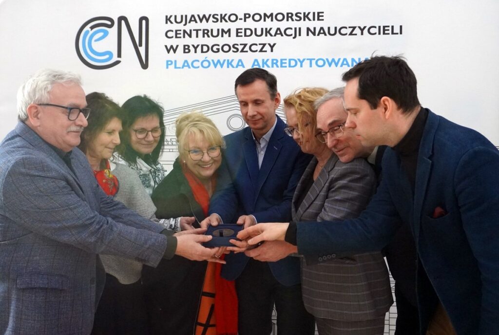 Dyrektor KPCEN Bydgoszcz wraz z pracownikami