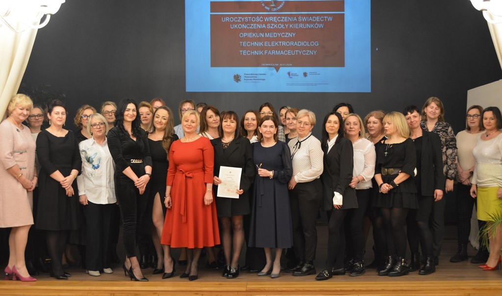 Absolwenci wydziału opiekun medyczny wraz z gronem pedagogicznym