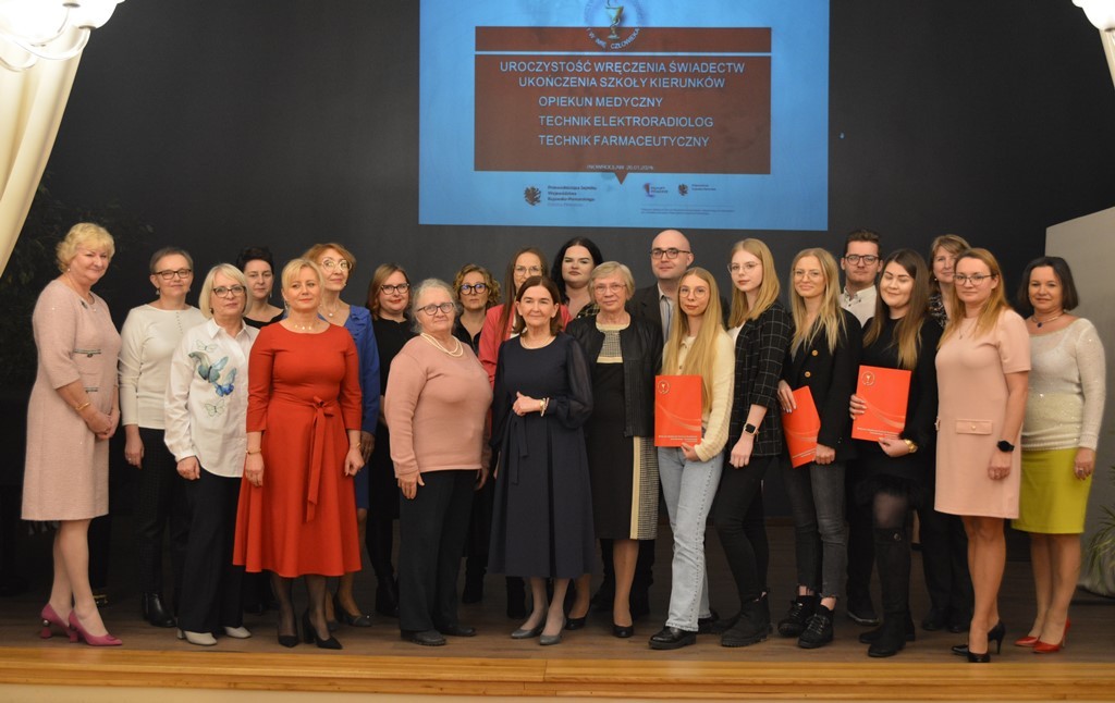 Absolwenci kierunku technik elektroradiolog i technik farmaceutyczny wraz z gronem pedagogicznym