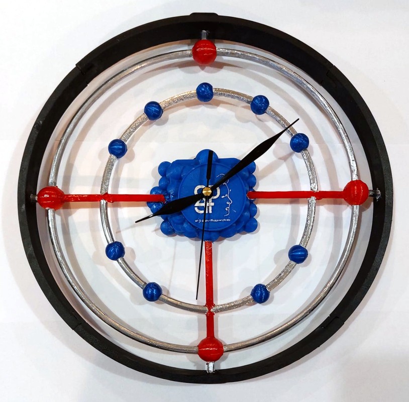 Zegar ścienny z logotypem Szkoły Podstawowej nr 4 im. Marii Skłodowskiej-Curie w Solcu Kujawskim, fot. Piotr Szczepańczyk