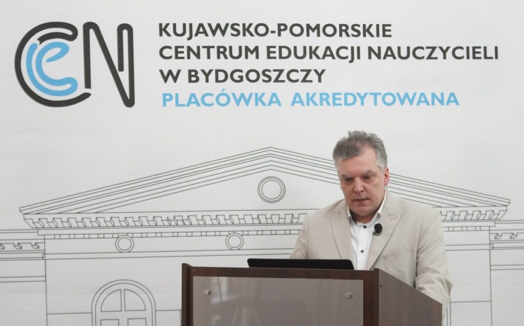 Prelegent podczas prowadzenia wykładu