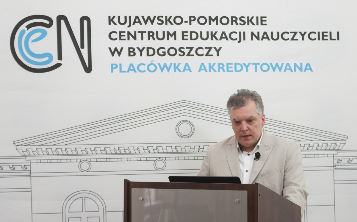 Prelegent podczas prowadzenia wykładu