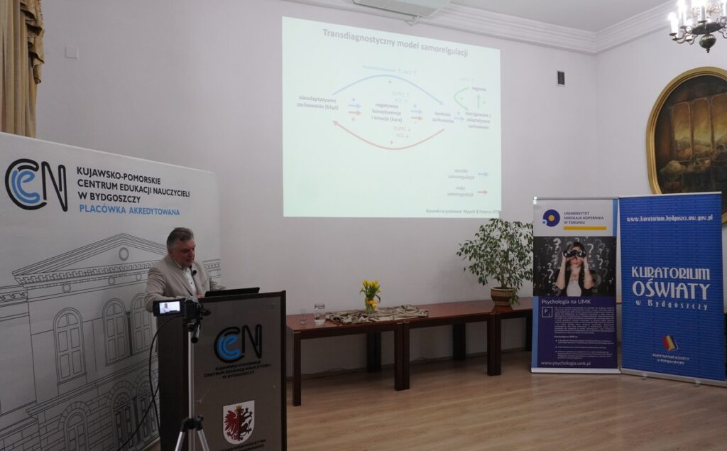 Prelegent podczas prowadzenia wykładu