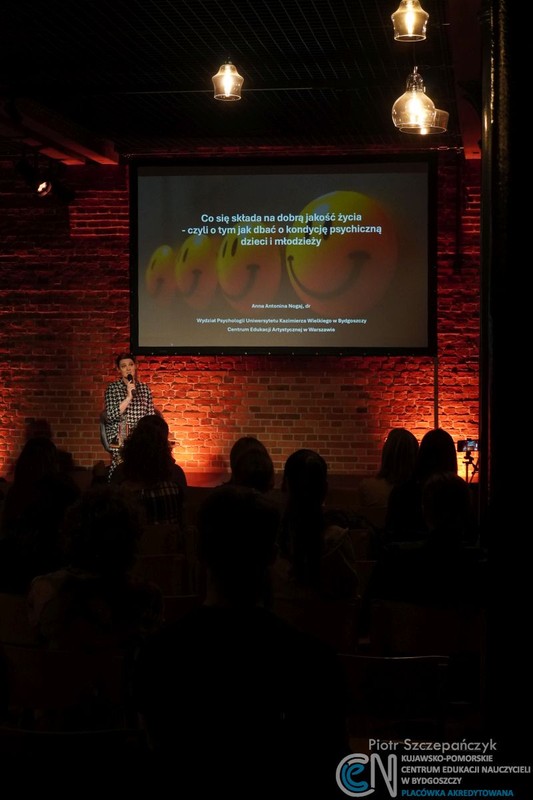 dr Anna Antonina Nogaj podczas prowadzenia wykładu