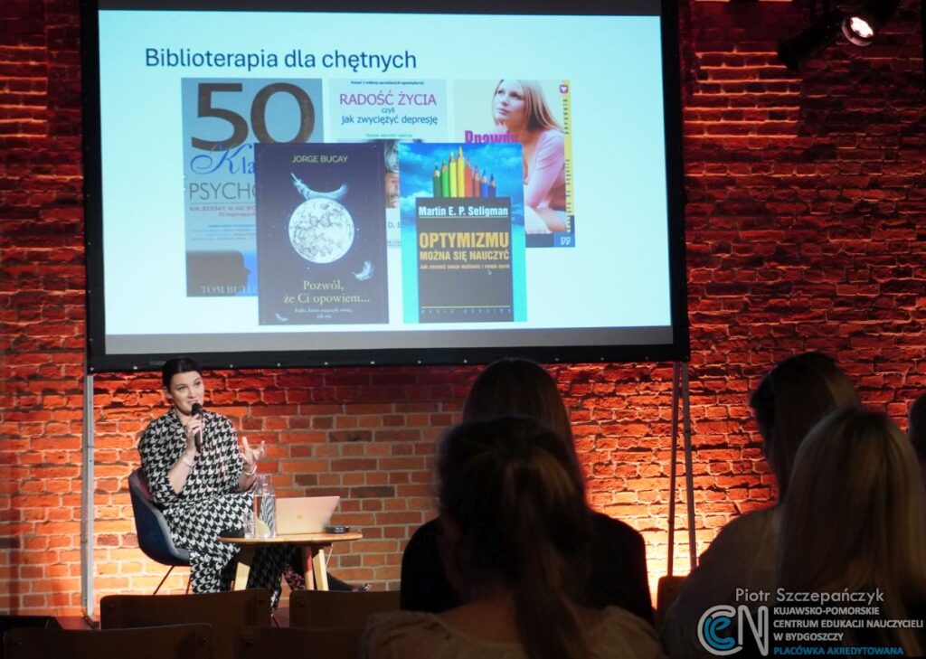 dr Anna Antonina Nogaj podczas prowadzenia wykładu