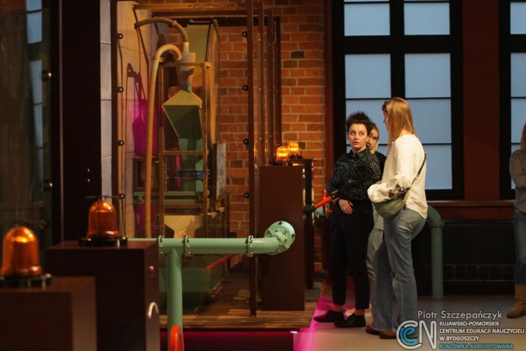 Pani Sylwia Mularczyk omawia działanie maszyny