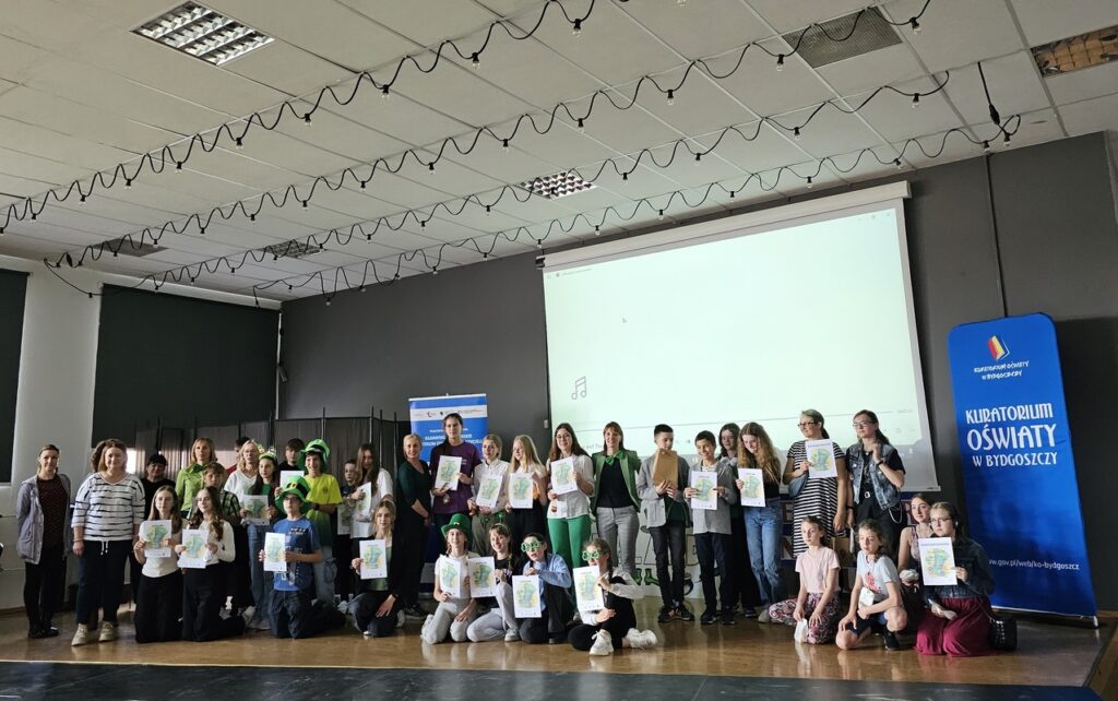 Uczestnicy konkursu ,,Open your mind to culture'' wraz z opiekunami