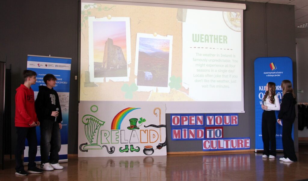 uczestnicy konkursu w trakcie prezentacji