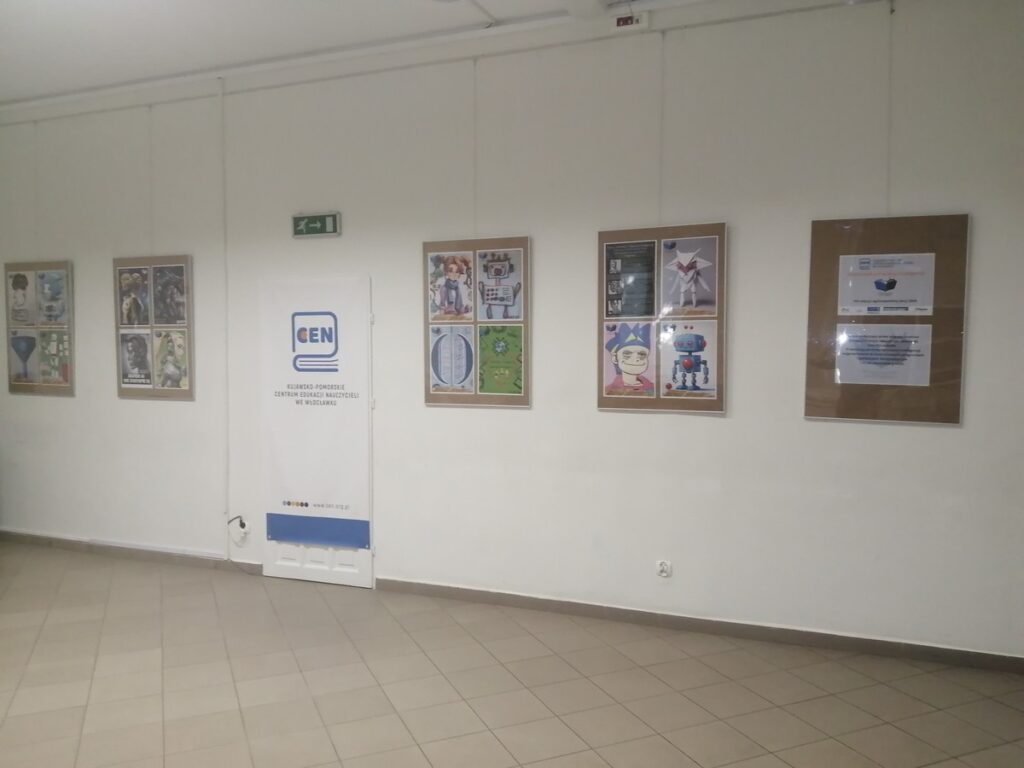 Galeria prac uczestników VIII edycji konkursu "Prawo autorskie a sztuczna inteligencja" przygotowana w Sali dydaktycznej biblioteki pedagogicznej, fot. KPCEN Włocławek
