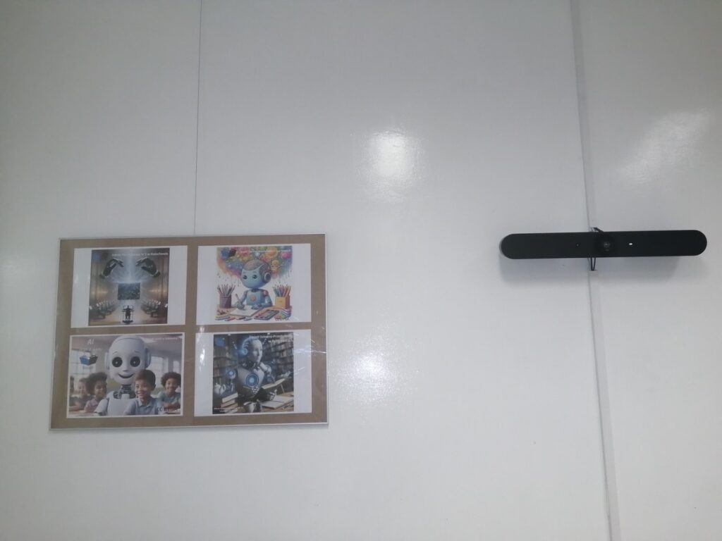 Galeria prac uczestników VIII edycji konkursu "Prawo autorskie a sztuczna inteligencja" przygotowana w Sali dydaktycznej biblioteki pedagogicznej, fot. KPCEN Włocławek