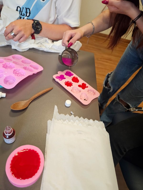 kolorowe mydełka - zajęcia w Klinice Psychiatrii - zdj. D. Karwowska