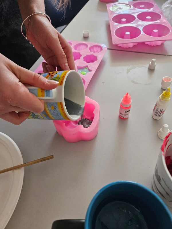 wykonywanie mydełek w Klinic Psychiarii - zdj. D. Karwowska