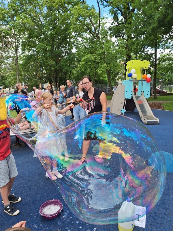 Wielkie bańki mydlane - zdj. Katarzyna Lewandowska