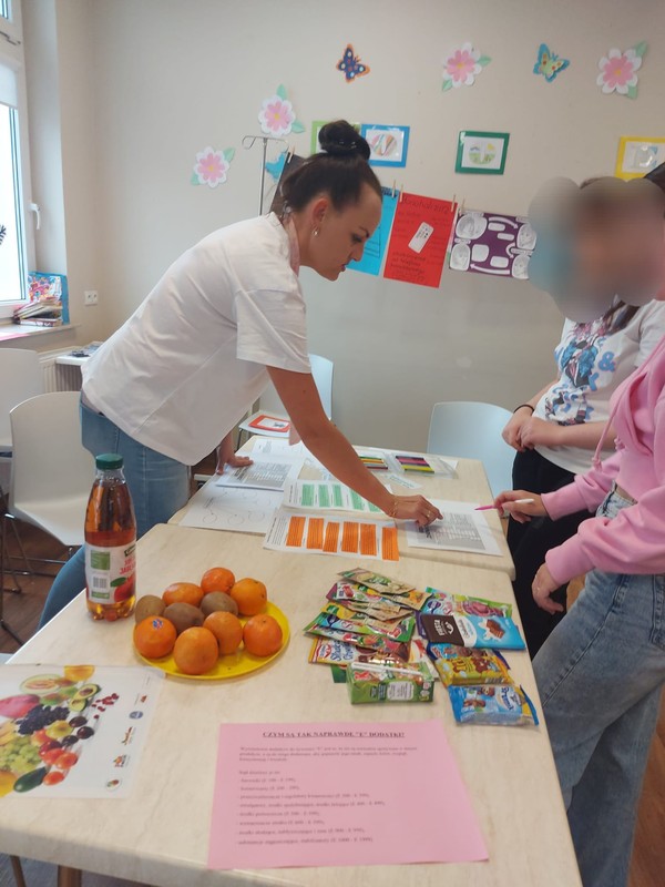 Nauka korzytsania z aplikacji zdrowe zakupy - zdj.Anna Osowska