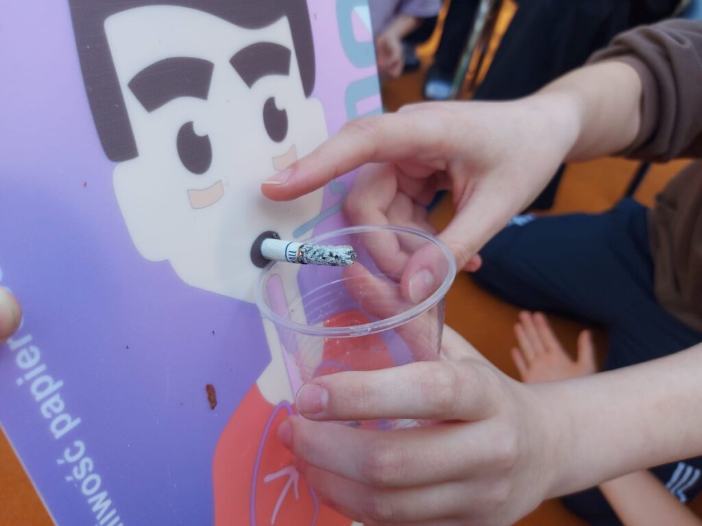 Nauka pracy z symulatorem palenia papierosów - zdj. Anna Osowska