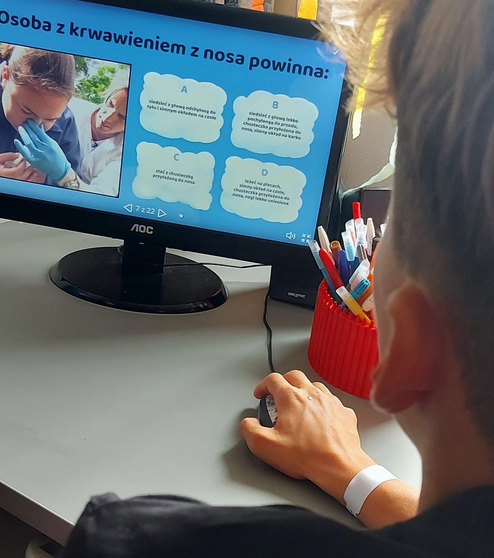 Zapoznanie z zasadami udzielania pierwszej pomocy zdj. Anna Osowska