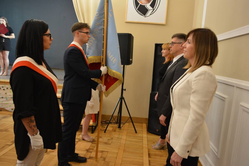 Przekazanie pocztu sztandarowego Szkoły, fot. Dariusz Antczak