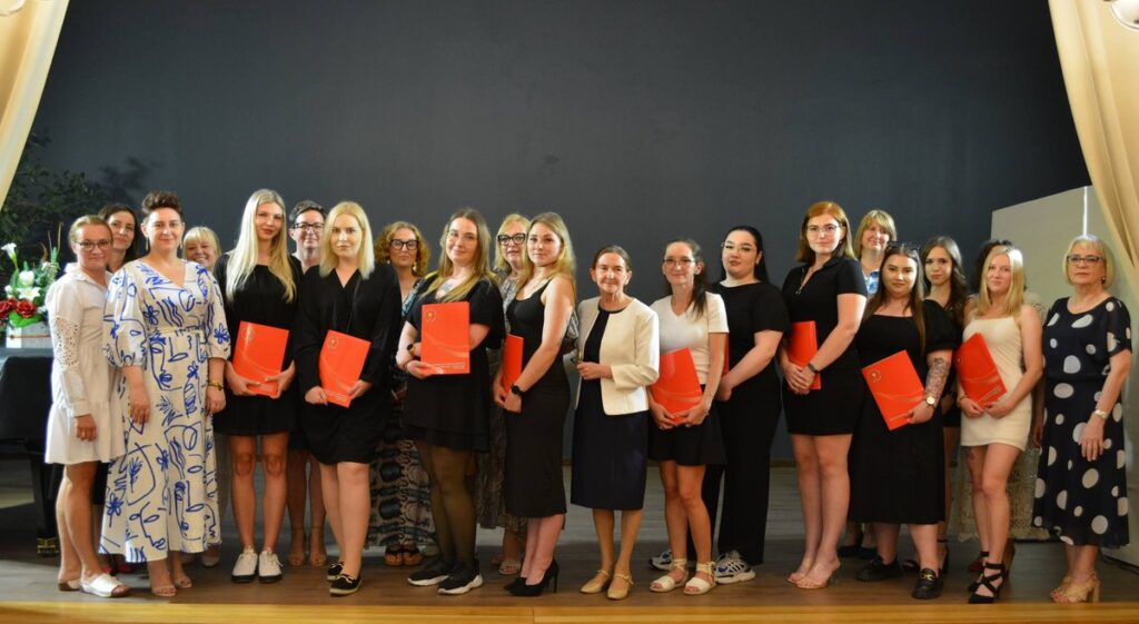 Absolwenci kierunku technik usług kosmetycznych wraz z gronem pedagogicznym, fot. Dariusz Antczak