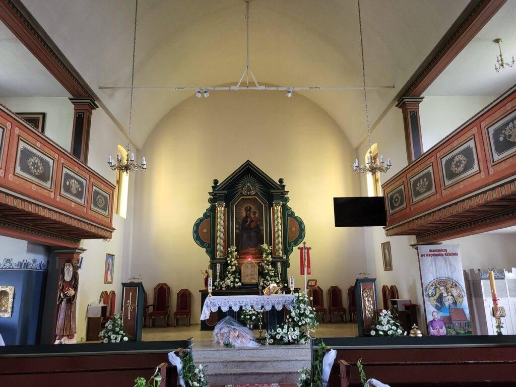 Kościół p.w. Matki Bożej Królowej Polski we Włókach - zdj. ks. prob. Bartosz Wojtaszek