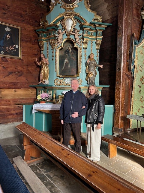 Święte, drewniany kościół (XVII w.) p.w. św. Barbary, barokowy ołtarz Matki Boskiej z Dzieciątkiem (II poł. XVIII w.) - zdj. własne Parafii