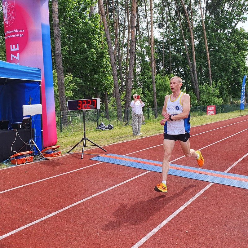 I Bieg Szybcy i Wściekli - jeden z biegaczy na mecie, fot. Artur Woźniak
