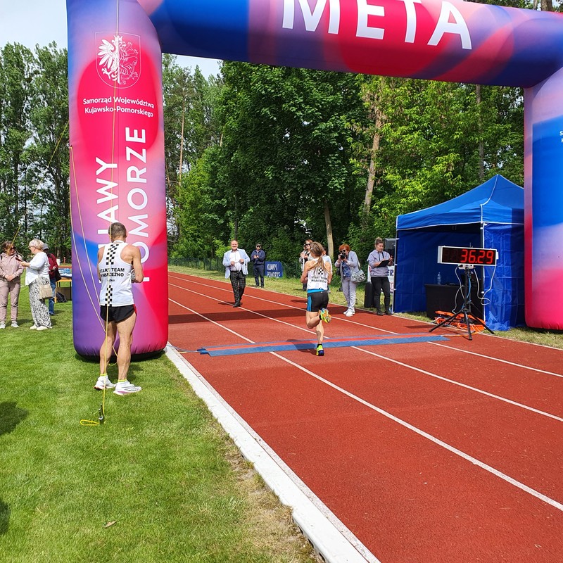 I Bieg Szybcy i Wściekli - jedna z biegaczek na mecie, fot. Artur Woźniak