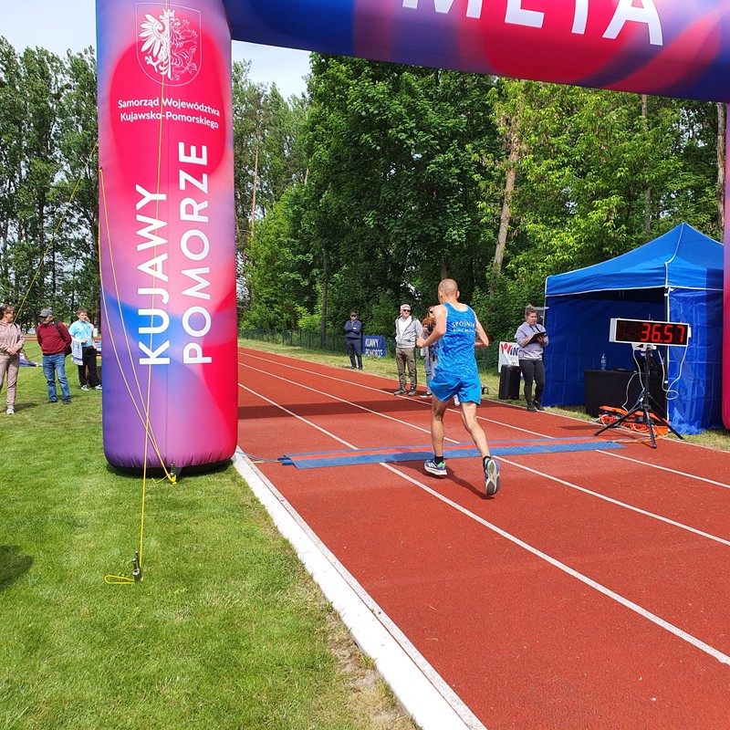 I Bieg Szybcy i Wściekli - jeden z biegaczy na mecie, fot. Artur Woźniak
