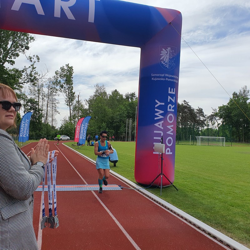 I Bieg Szybcy i Wściekli - jedna z biegaczek na mecie, fot. Artur Woźniak