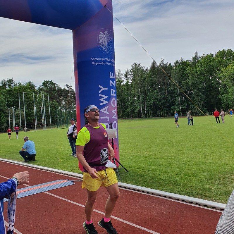 I Bieg Szybcy i Wściekli - jeden z biegaczy na mecie, fot. Artur Woźniak